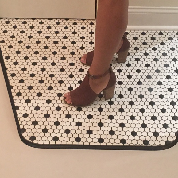 Lucky Brand leather heeled bootie - Picture 2 of 4